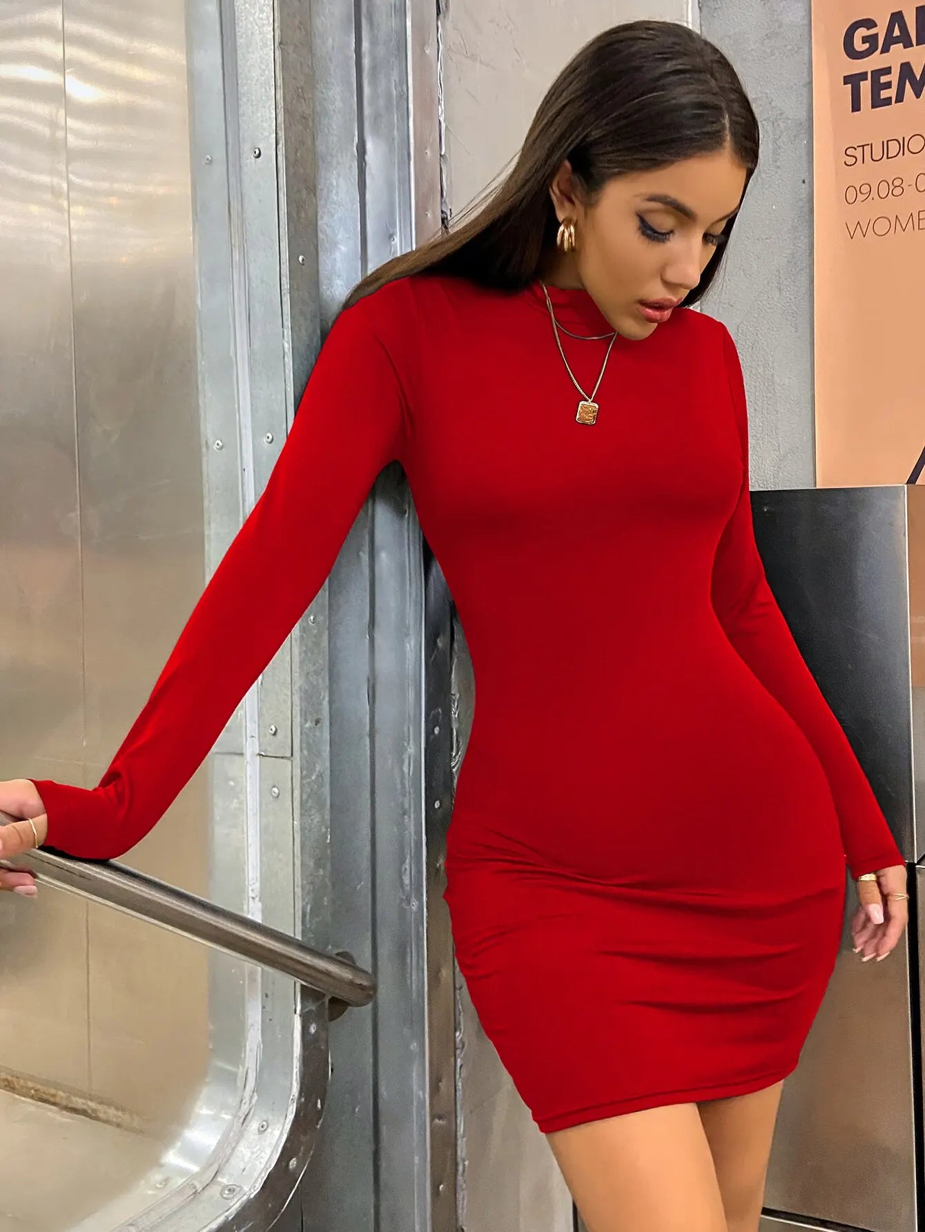 Vestido curto justo justo manga longa feminino gola alta