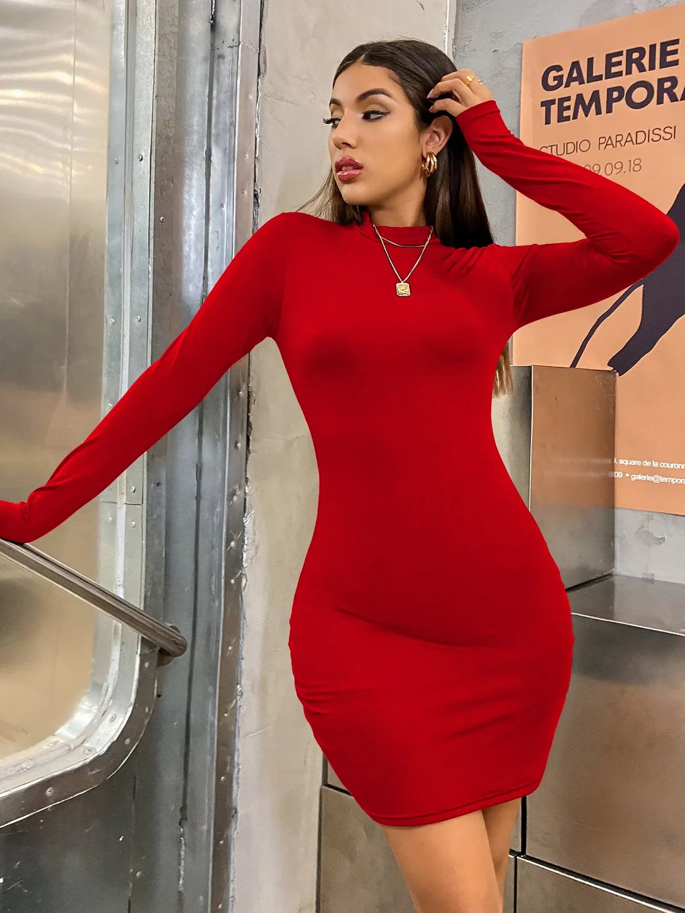 Vestido curto justo justo manga longa feminino gola alta